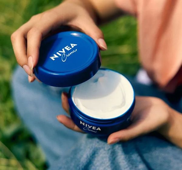Crème Nivéa dans sa boîte bleue